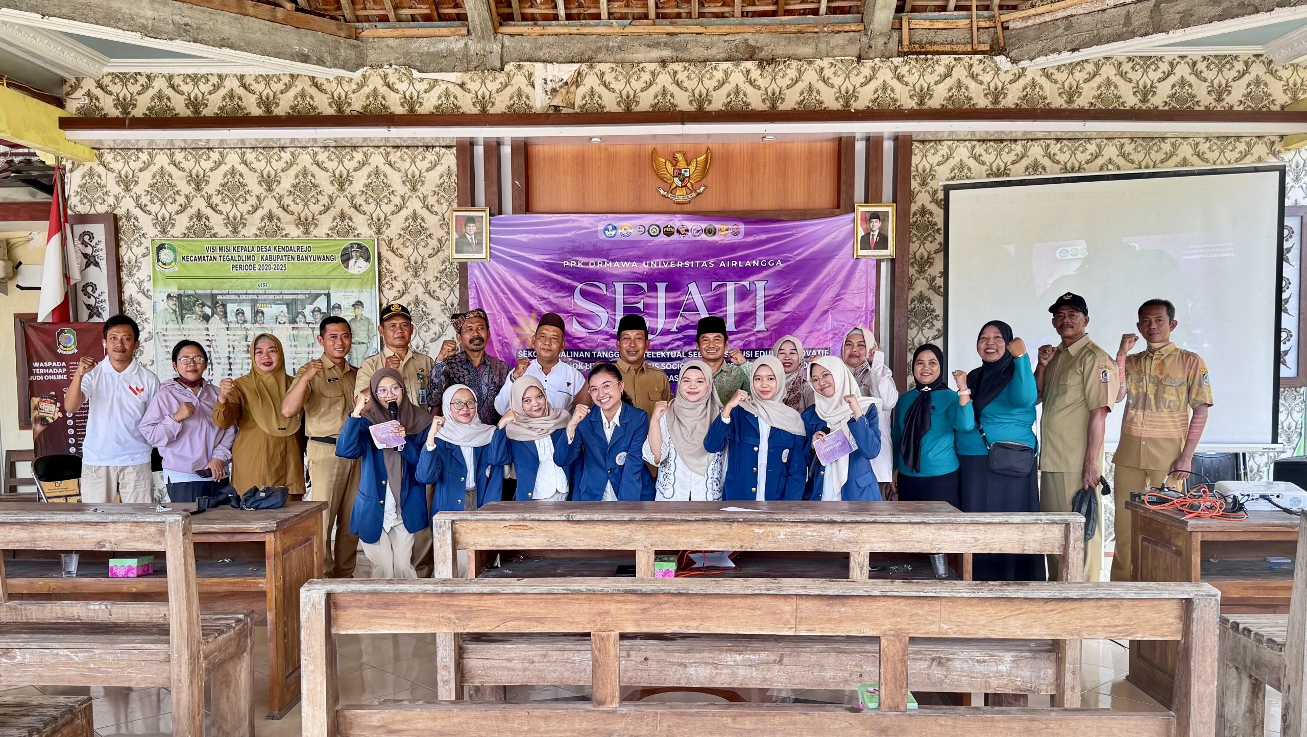 Sesi dokumentasi tim SEJATI bersamaPerangkat Desa Kendalrejo sebagai penutup kegiatan. (Foto: TIM PDD SEJATI)