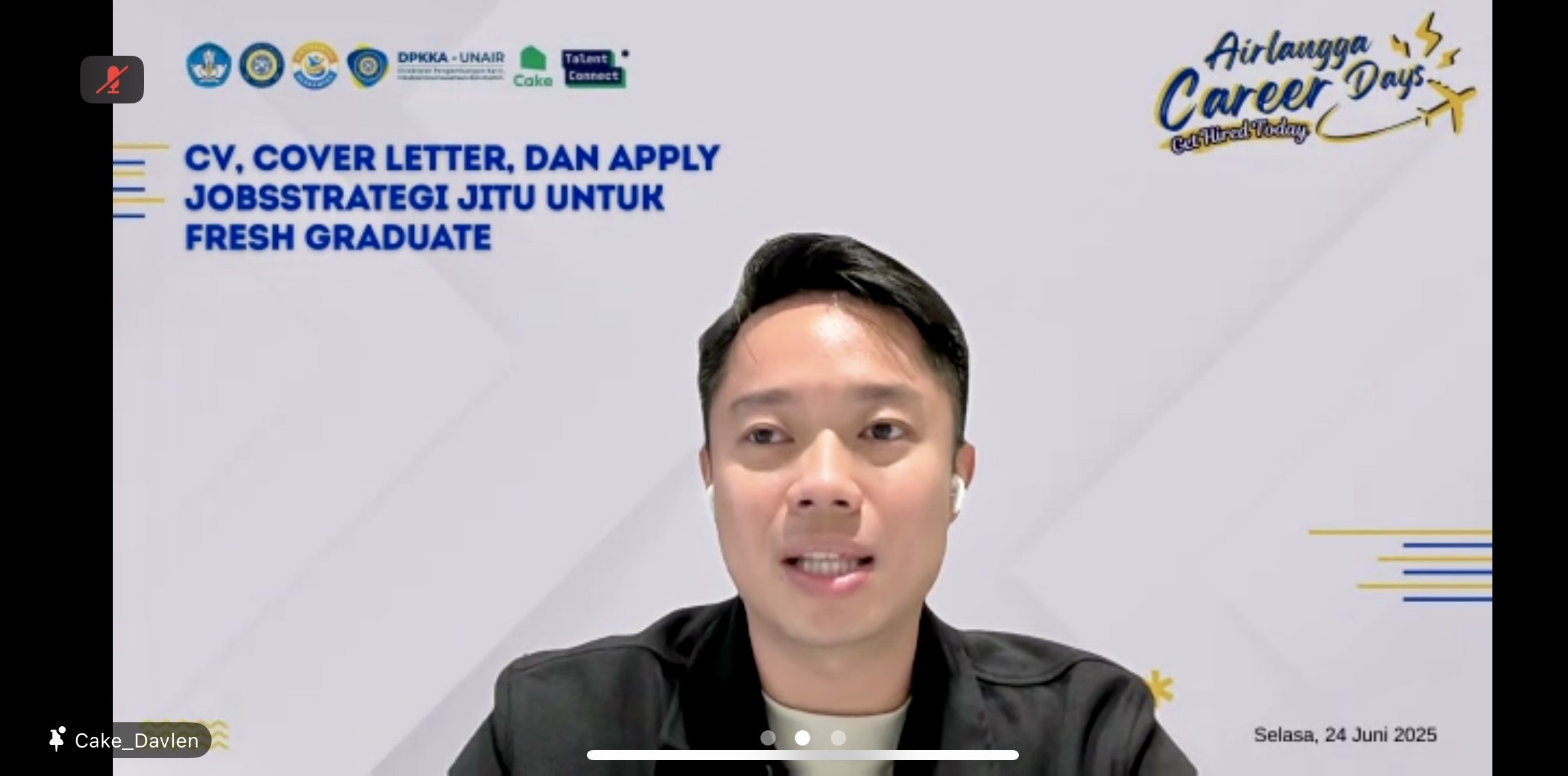 Davlen Tandersen saat menyampaikan materi strategi menyusun cv, cover letter, and apply jobs. (Foto: Istimewa)