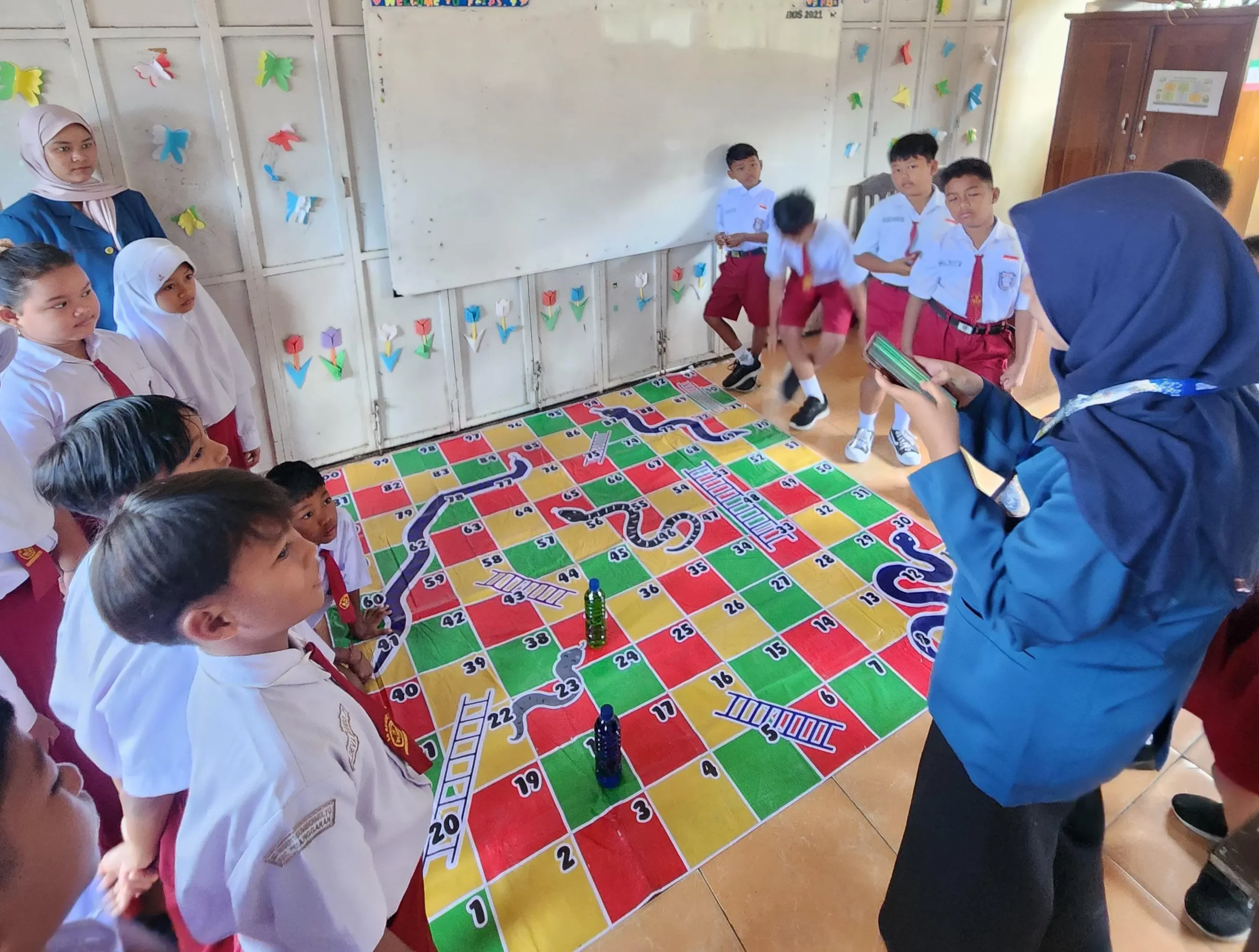 Aini, Mahasiswa KKN-BBK 6 Literasi UNAIR Desa Sumbermulyo sedang membacakan soal ke siswa kelas 4 di SDN 1 Sumbermulyo, Selasa (22/7/2025) (Foto:Istimewa