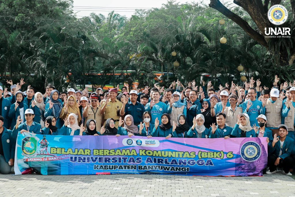 Head of BAPPEDA Banyuwangi, supervising lecturers, and LPPM UNAIR team join students for a group photo following the welcome ceremony for the 6th BBK program at the Banyuwangi Regency Government Office (Photo: PKIP UNAIR)