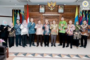 Sesi foto bersama jajaran Pimpinan UNAIR dan UPI di Balai RUA, lantai 4, Kantor Manajemen Kampus MERR-C UNAIR. (Foto: PKIP UNAIR)