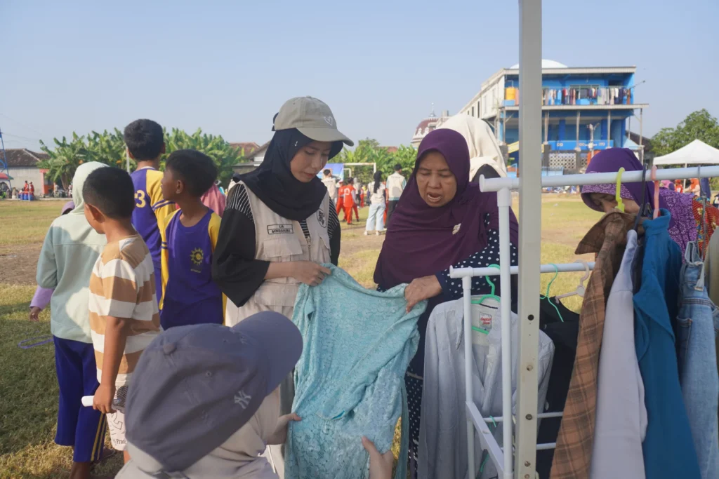 Kegiatan thrifting pada bazar SALMON FEST 2025 di Desa Penatarsewu, Sidoarjo. (Foto: Tim SALMON FPK UNAIR)