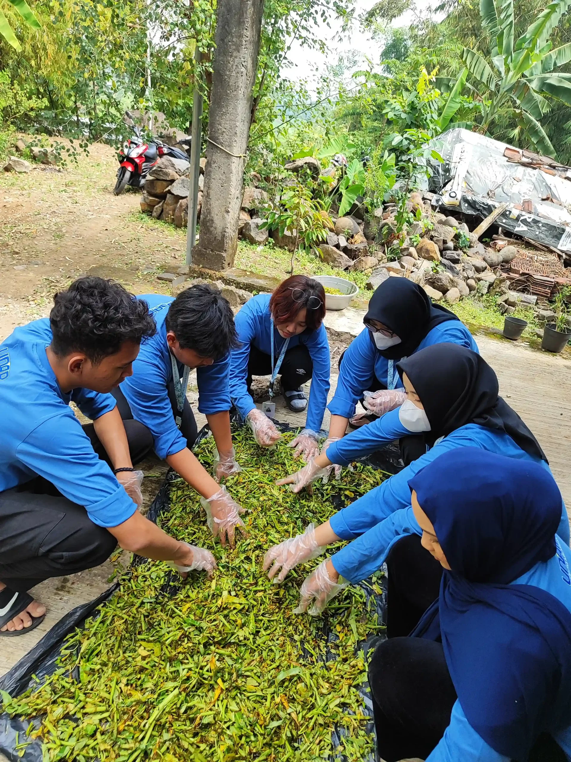 Kelompok KKN-BBK 6 Desa Warugunung saat demonstrasi pembuatan kompos pada Rabu (16/7/2025). (Foto: Istimewa)