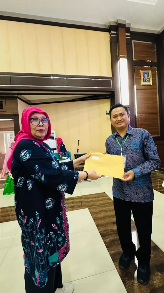 Wibowo receives his award for Second Place (Photo: Personal Documentation)
