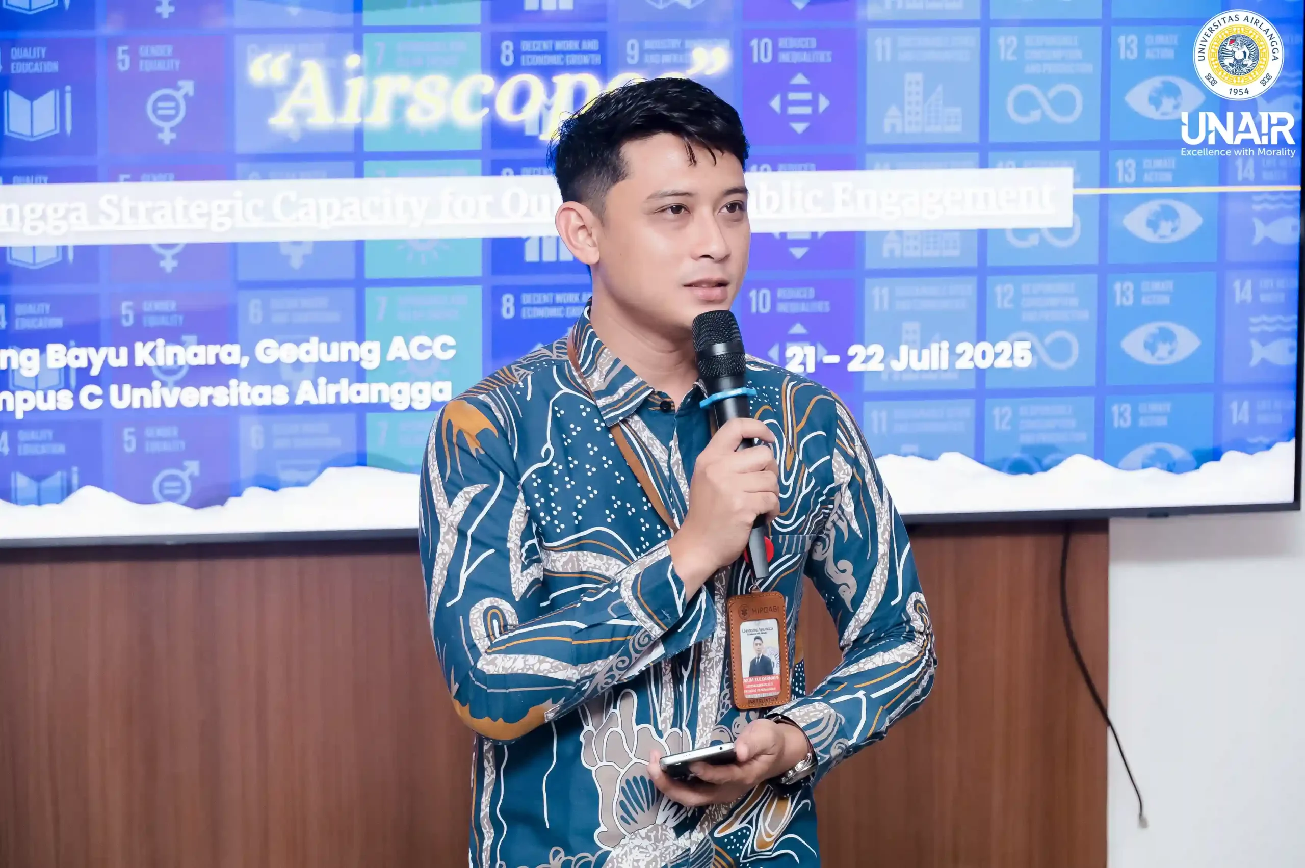 Hakim Zulkarnain, SKep Ns MSN, Secretary of UNAIR's SDGs Center, delivers opening remarks (Photo: PKIP UNAIR)