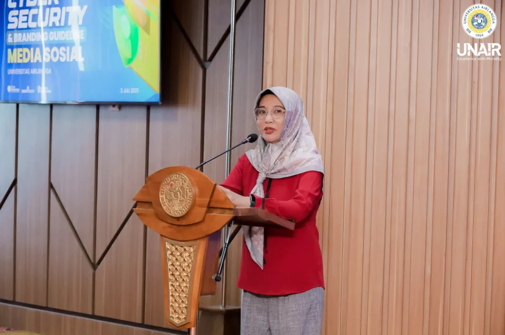 Ketua PKIP UNAIR Martha Kurnia Kusumawardani dr Sp KFR saat memberikan sambutan dalam workshop cyber security (Foto: PKIP UNAIR)