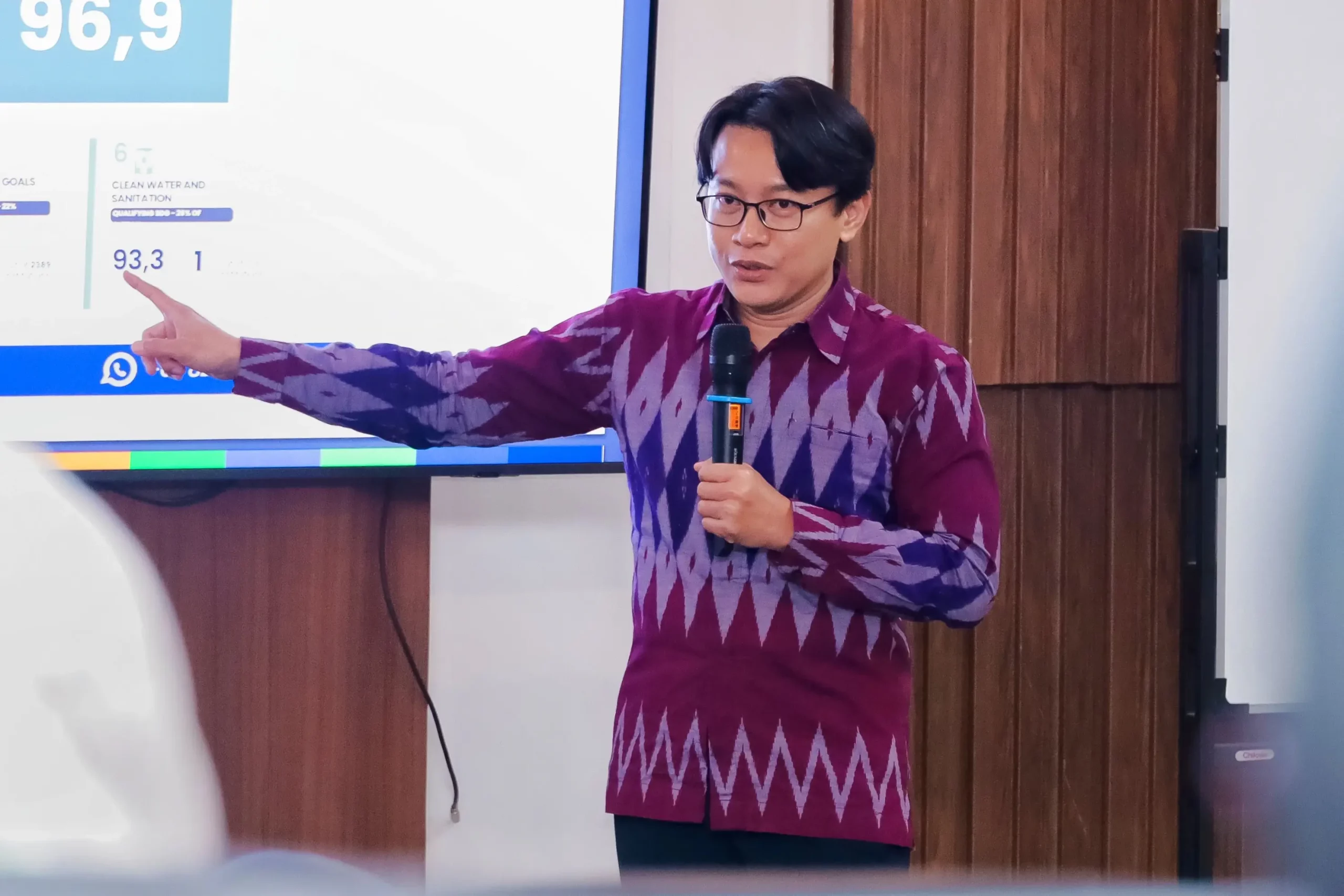 Ahmad Safril Mubah SIP MHubInt PhD selaku Koordinator SDGs Center UNAIR saat menjelaskan materi dalam ToT SDGS pada Senin (21/7/2025). (Foto: PKIP UNAIR)