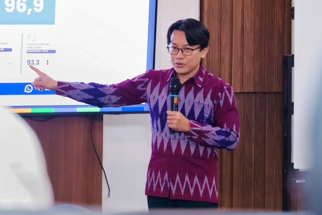 Ahmad Safril Mubah, S.IP., M.Hub.Int., Ph.D., Coordinator of UNAIR’s SDGs Center, presents during the SDGs Training of Trainers (ToT) session on Monday (July 21, 2025). (Photo: UNAIR PKIP)