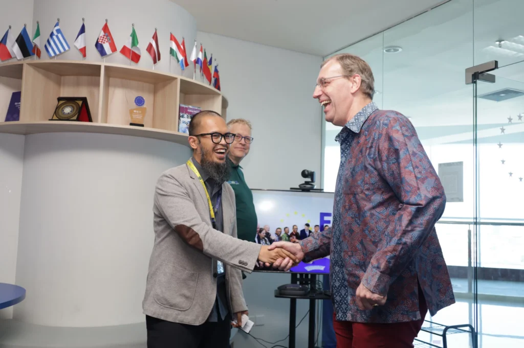 Sesi sambutan dari Direktur AGE, Prof Iman Harymawan SE MBA PhD dan Duta Besar Uni Eropa, HE Denis Chaibi (Foto: PKIP UNAIR)