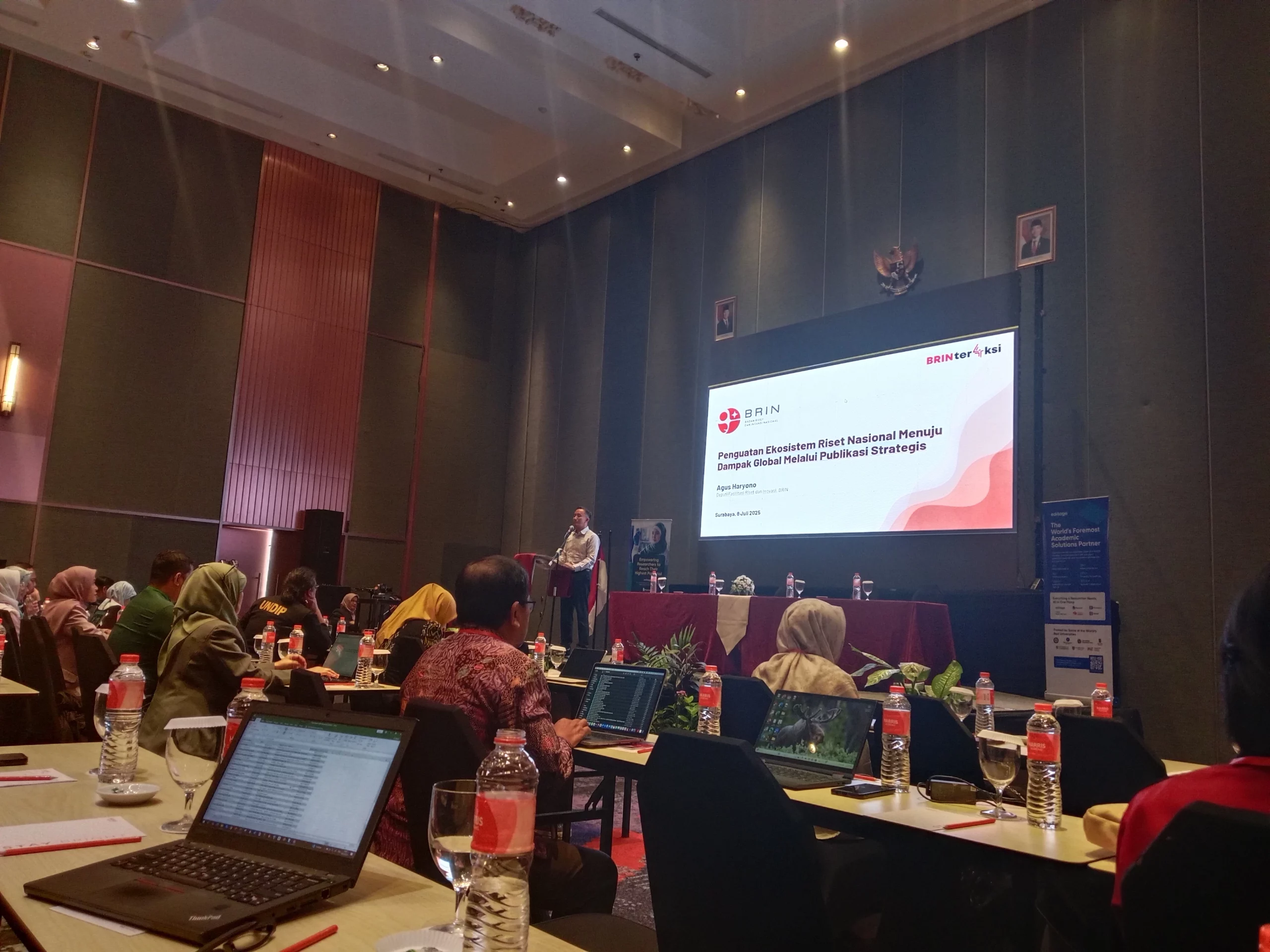LIPJPHKI UNAIR gandeng Editage selenggarakan Indonesia Research Summit 2.1 pada Selasa (8/7/2025) di Hotel Harris, Gubeng, Surabaya. (Foto: Istimewa).