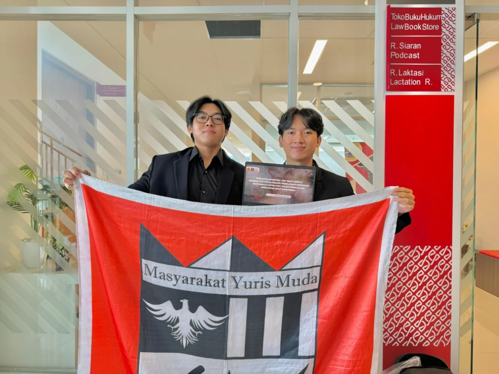 Foto dari (kanan) Muhammad Irfan Permana Hidayat dan Raja Luna (kiri) Mahasiswa UNAIR Raih Juara 1 Esai Hukum Nasional. (Foto Istimewa)