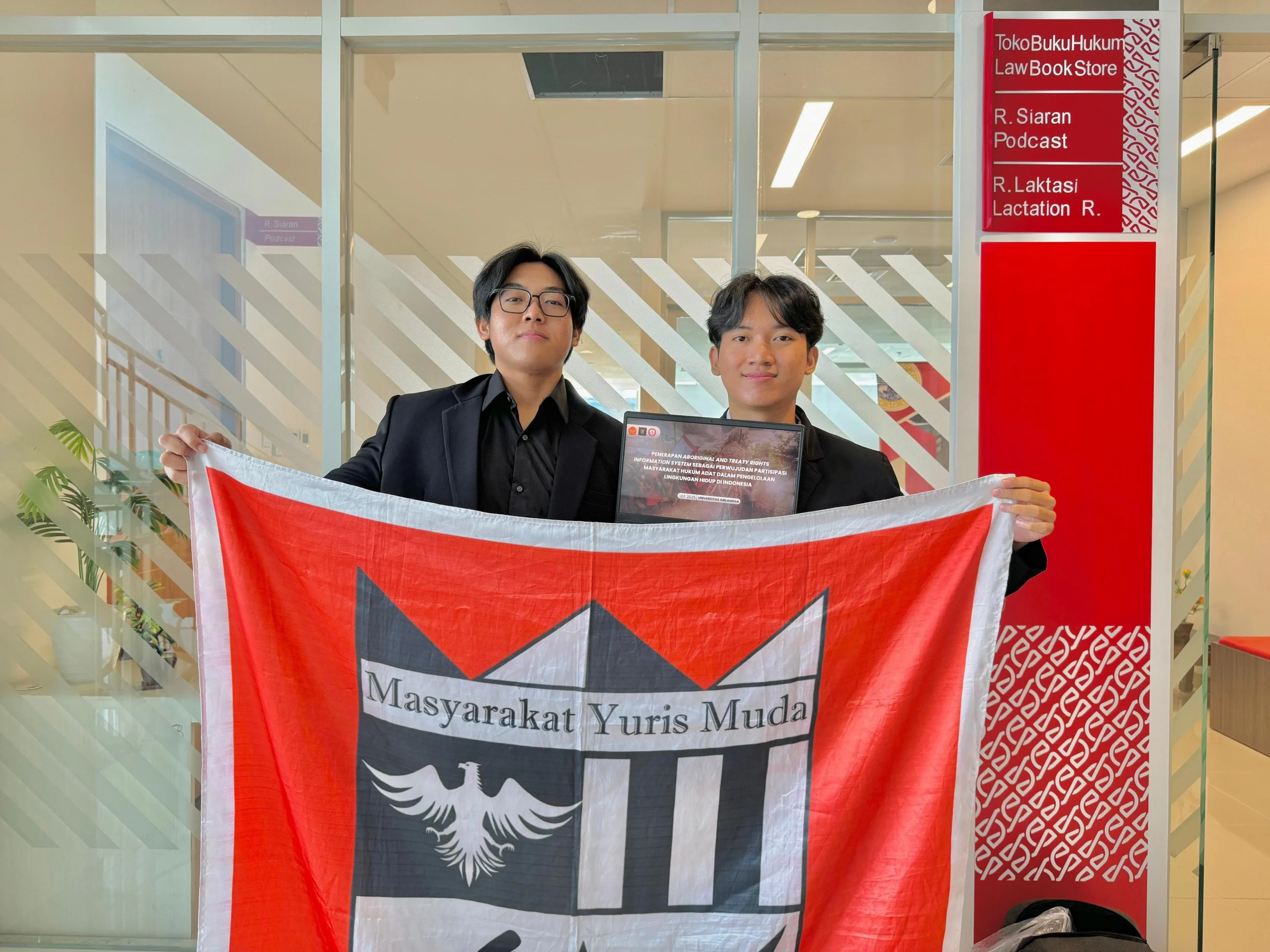 Foto dari (kanan) Muhammad Irfan Permana Hidayat dan Raja Luna (kiri) Mahasiswa UNAIR Raih Juara 1 Esai Hukum Nasional. (Foto Istimewa)