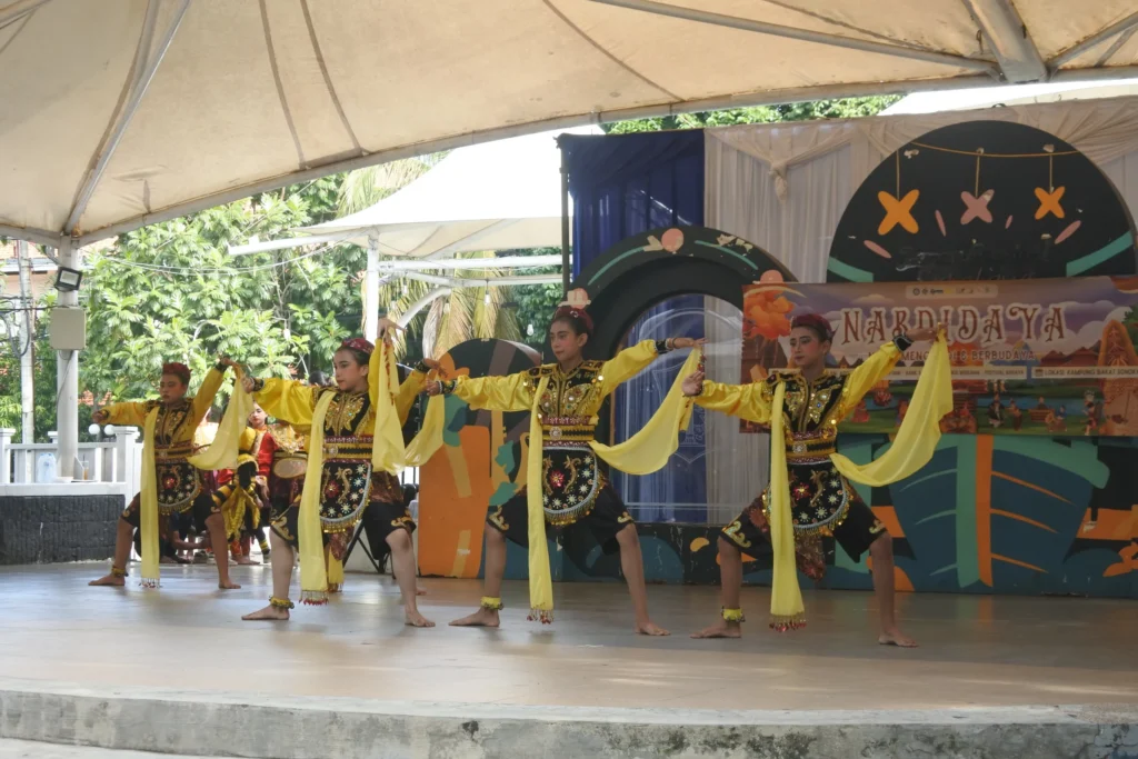 Potret Penampilan Tari Remo Gagrak Anyar oleh Tujuh Anak Dari Sanggar Kampung Bakat. (Foto Istimewa)