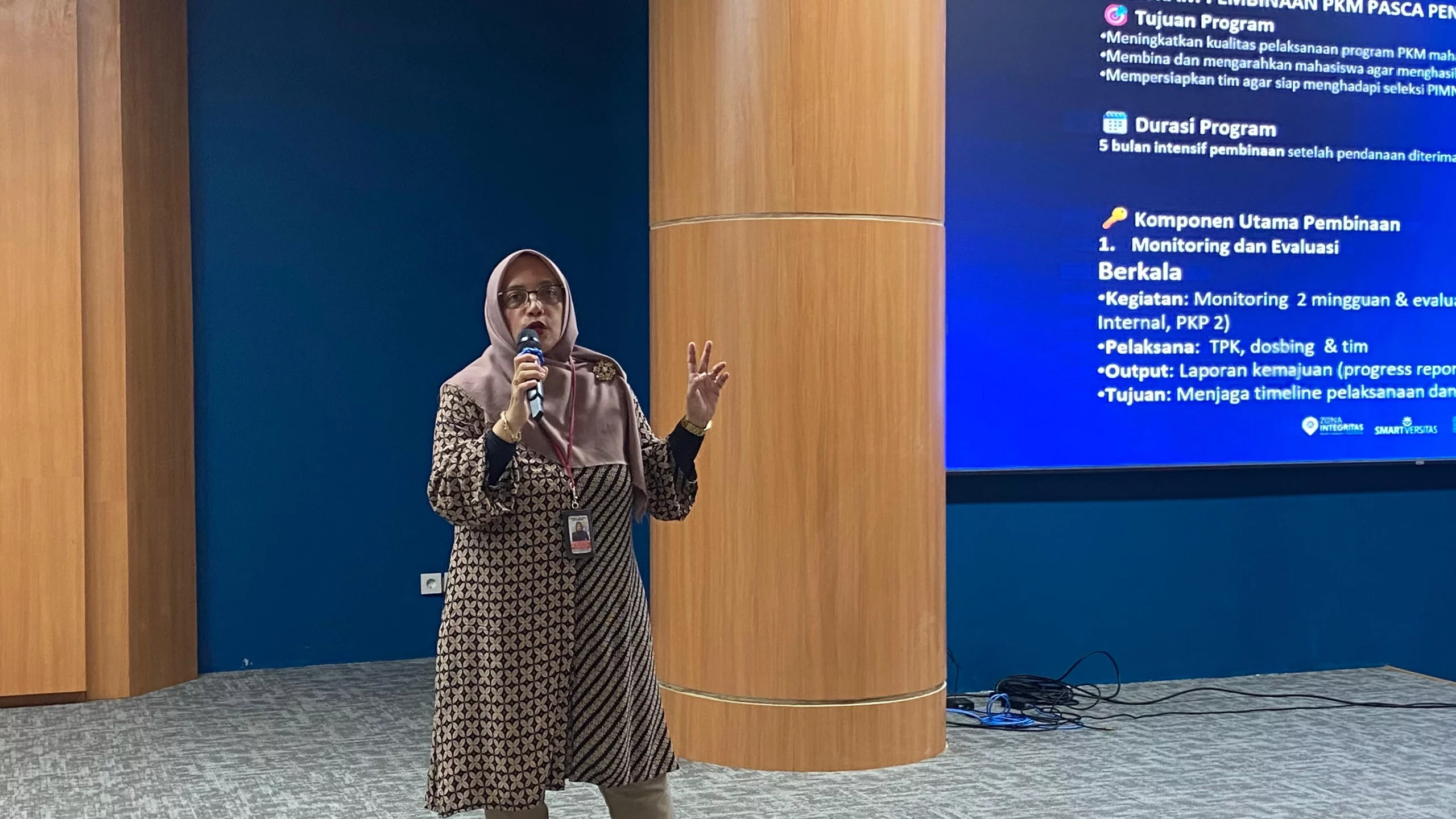 Potret Prof Dr Prihartini Widiyanti dalam Sesi Penyampaian Materi. (Foto: Nafiesa Zahra)