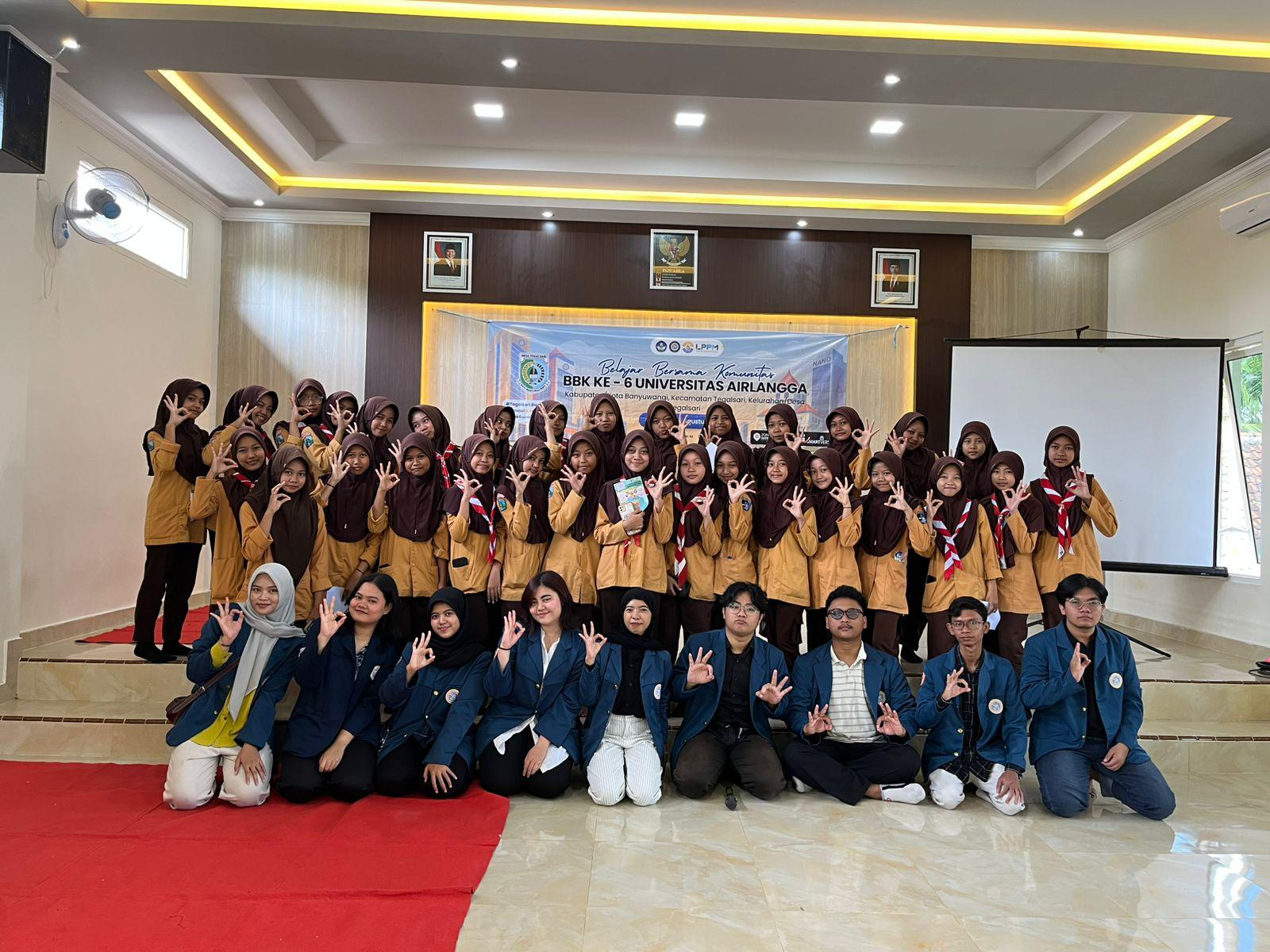 Kelompok BBK 6 UNAIR Tegalsari bersama remaja putri MTs Diponegoro melakukan program PRESTASI (Foto: Tim KKN BBK 6 Desa Tegalsari Banyuwangi)
