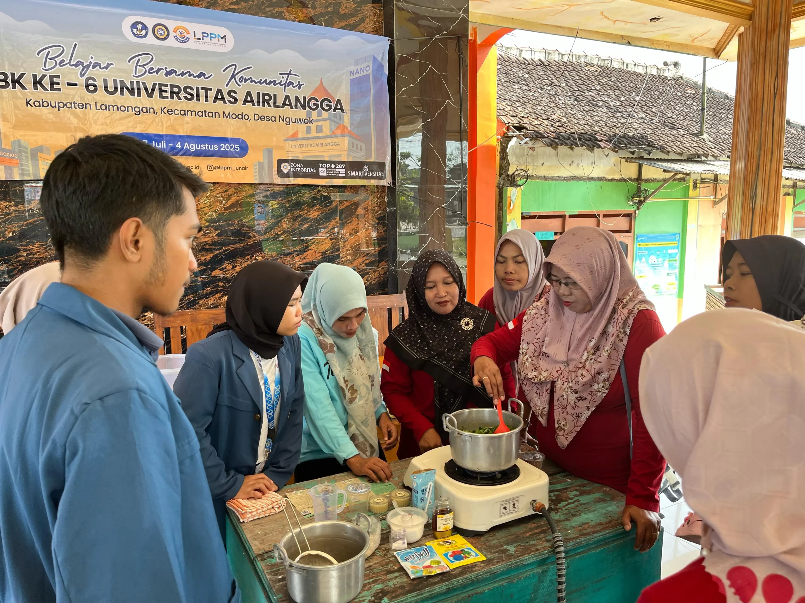 Mahasiswa KKN BBK 6 UNAIR Desa Nguwok, Kabupaten Lamongan malukan praktek olahan Kelora Rasa bersama kader PKK Desa Nguwok. (Foto: Penulis)