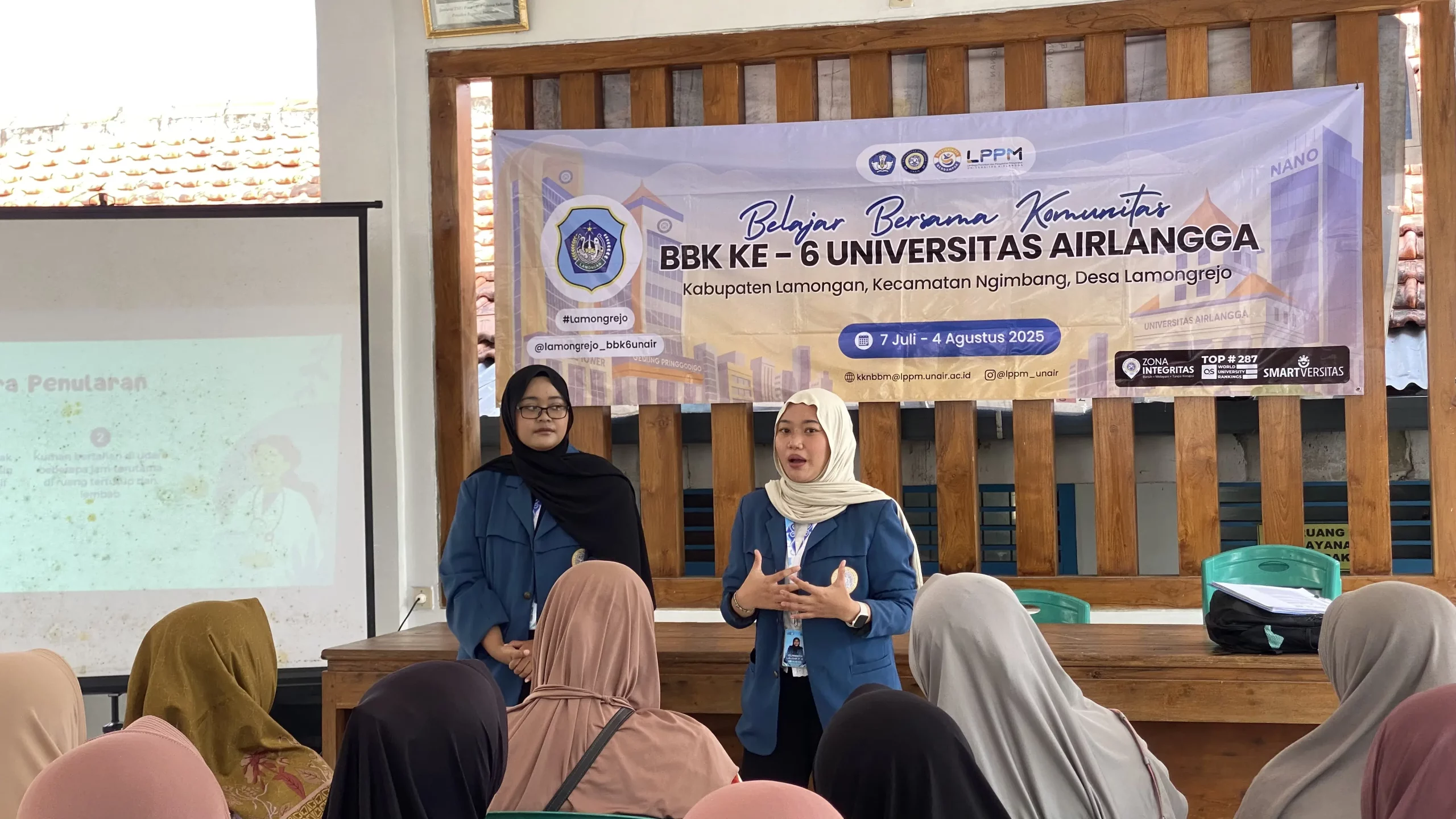 Mahasiswa Kuliah Kerja Nyata Belajar Bersama Komunitas (KKN-BBK) 6 Universitas Airlangga (UNAIR) saat penyuluhan kepada warga desa mengnai TBC pada Jumat (25/7/2025) di Balai Desa Lamongrejo, Kecamatan Ngimbang, Kabupaten Lamongan.. (Sumber: Penulis)