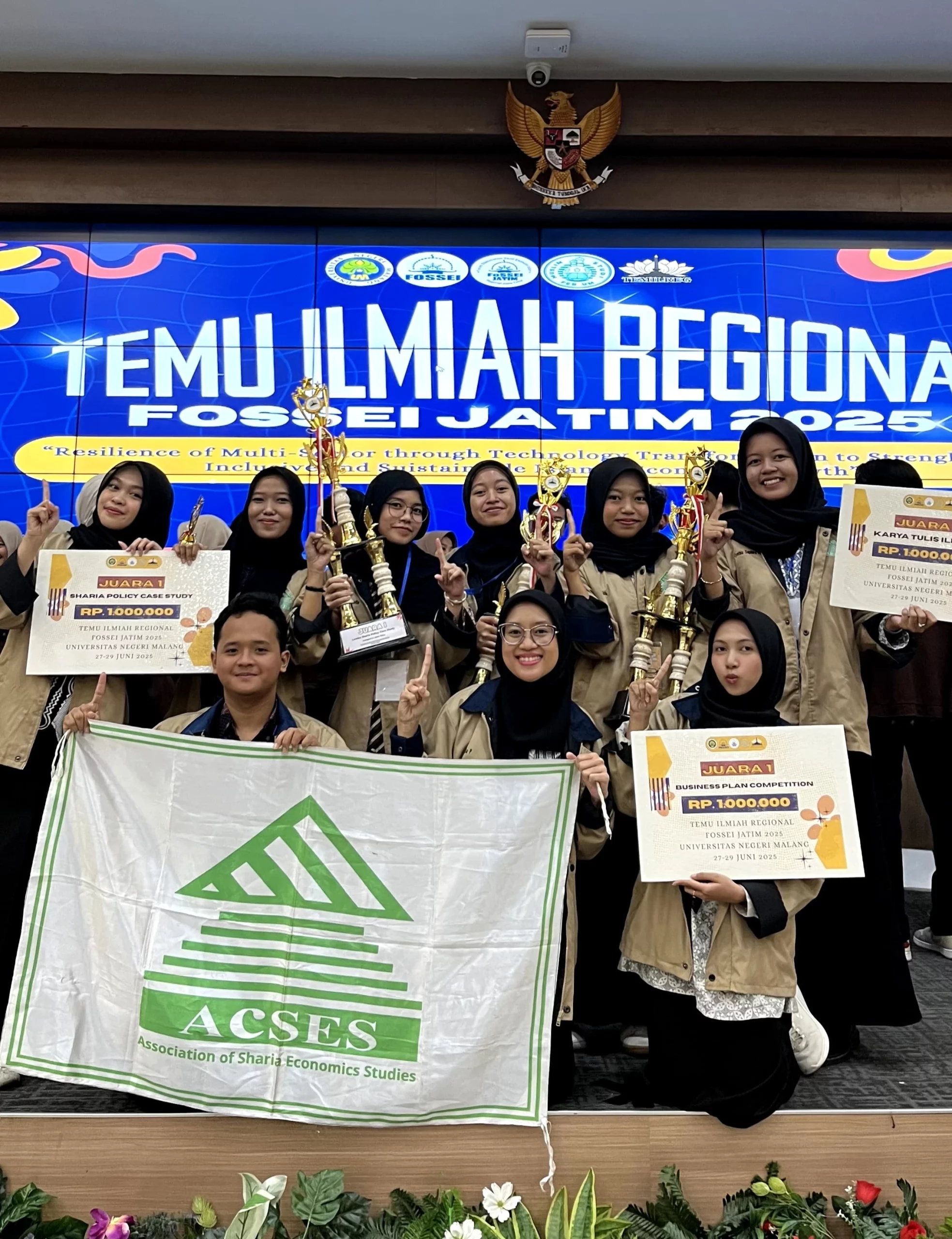 FEB students pose after the awarding ceremony on Saturday, June 28, 2025 (Photo: Mahashofia)