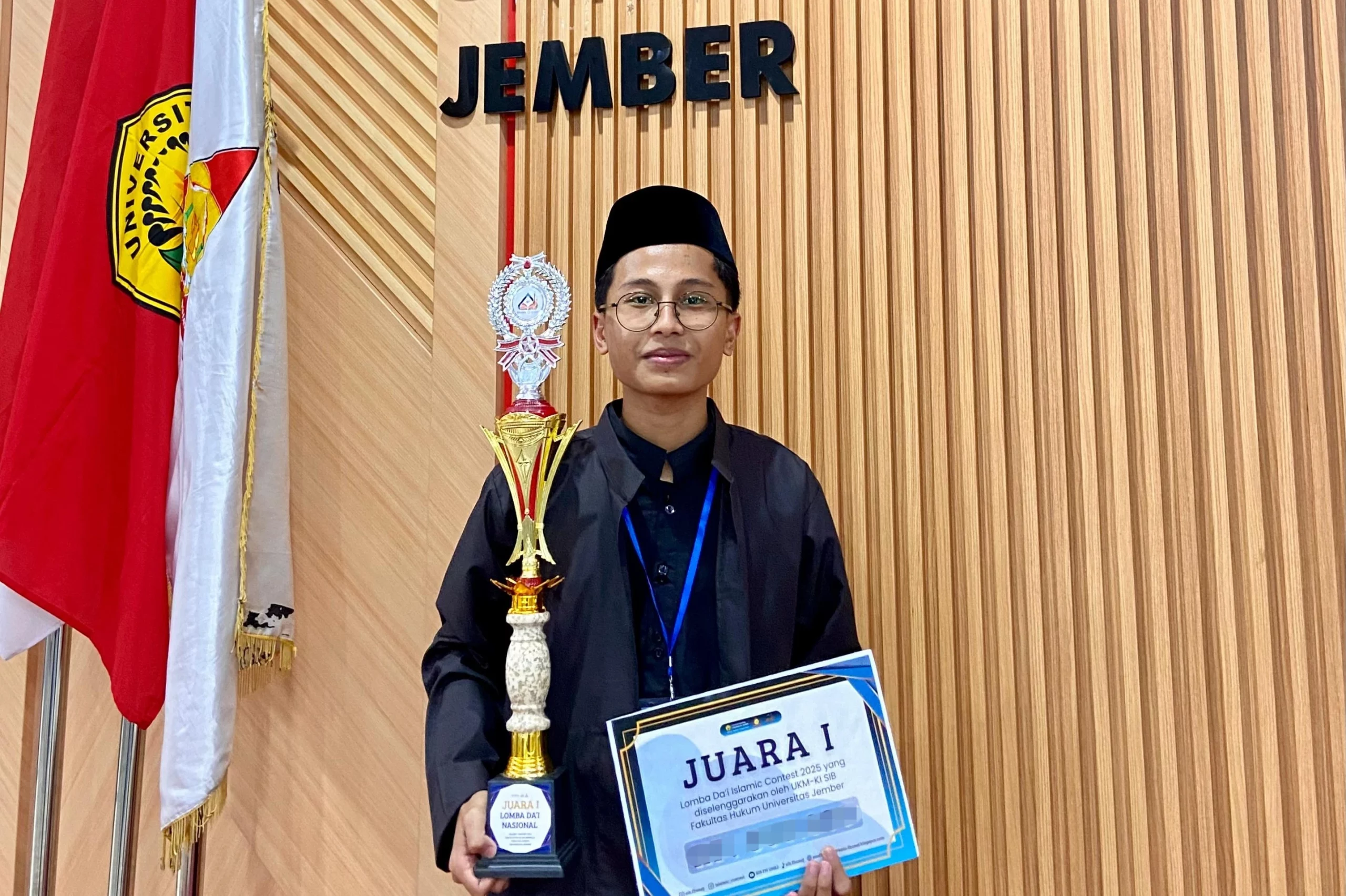 Rizqi Alfy Dzikria Mahasiswa Fakultas Ekonomi dan Bisnis (FEB) Universitas Airlangga meraih juara 1 nasional lomba dai (foto: dok. narasumber).