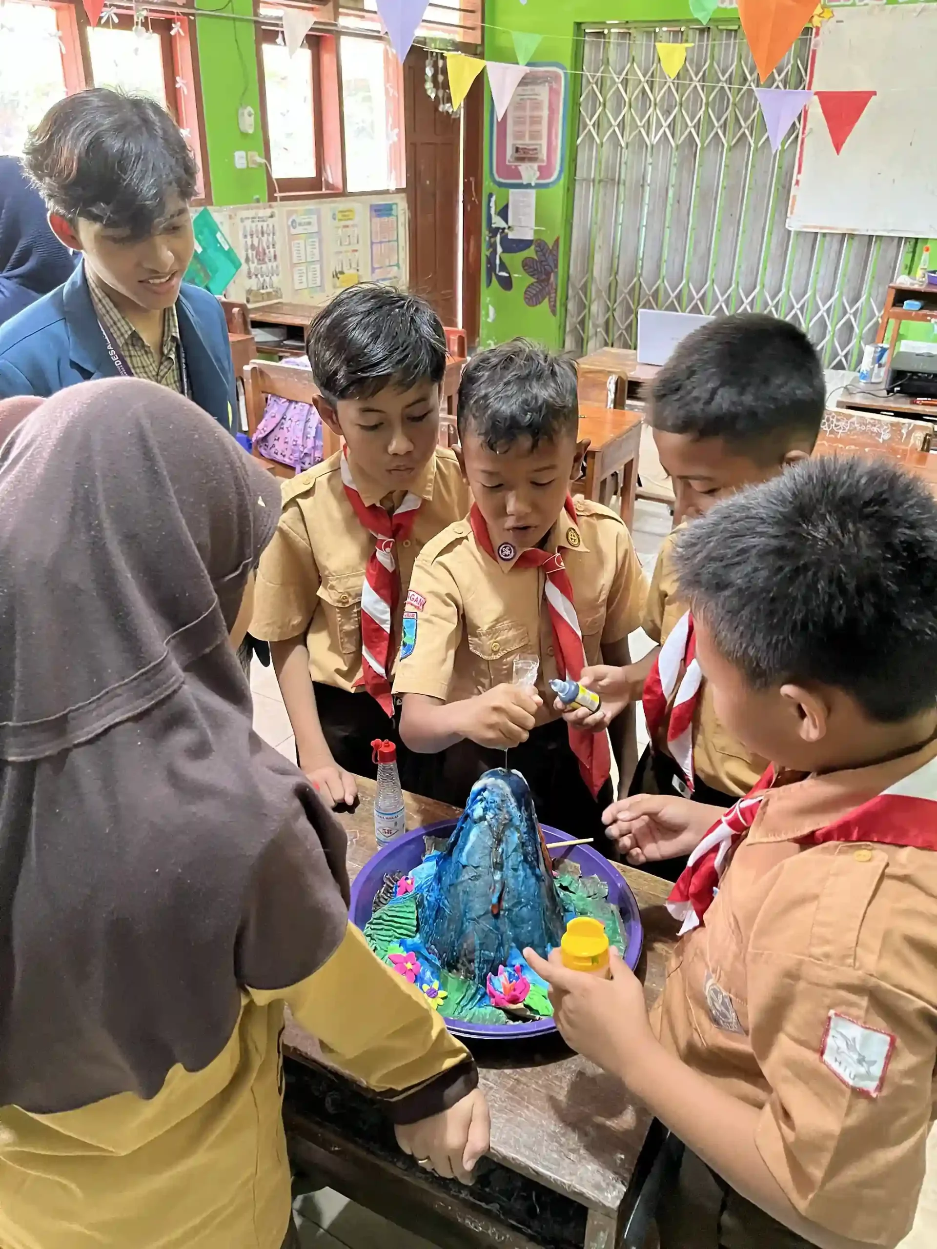 Suasana pemanfaatan media interaktif untuk simulasi letusan gunung berapi (Foto: Dok. Pribadi)