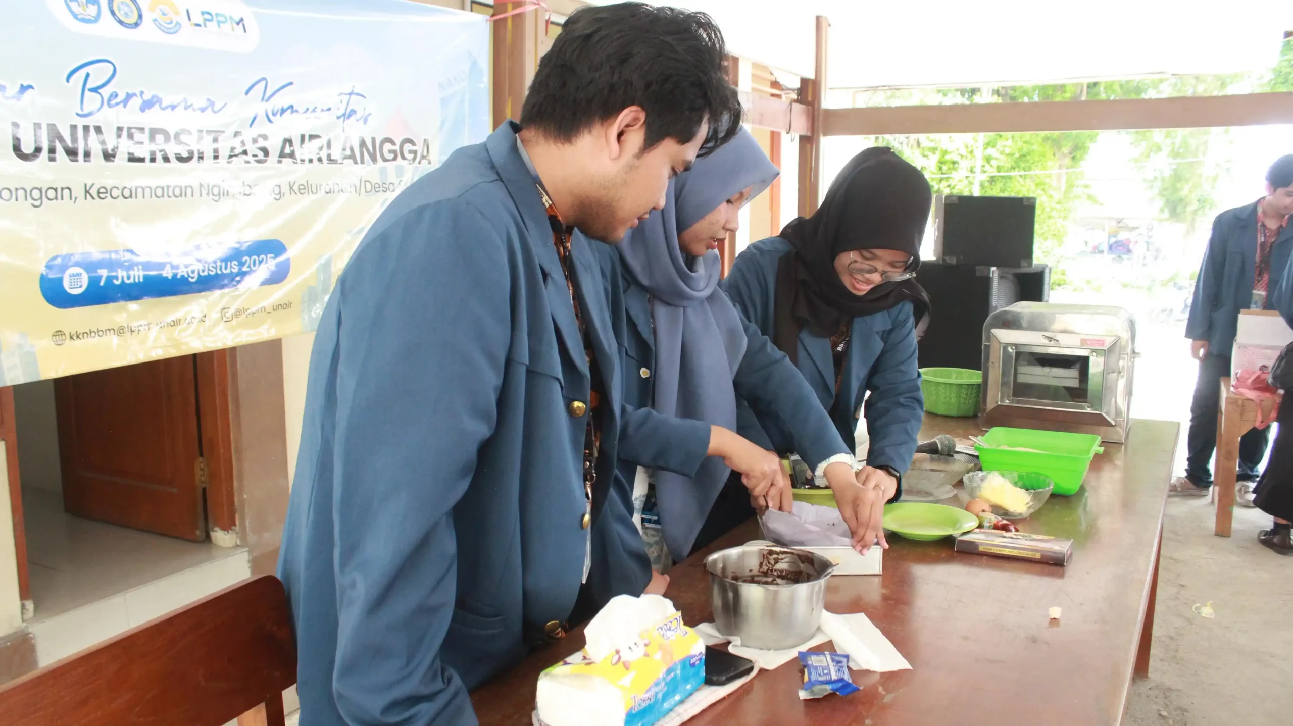 Mahasiswa KKN-BBK 6 UNAIR saat demonstrasi pembuatan cookies dari tepung limbah janggel jagung. (Foto: Istimewa)