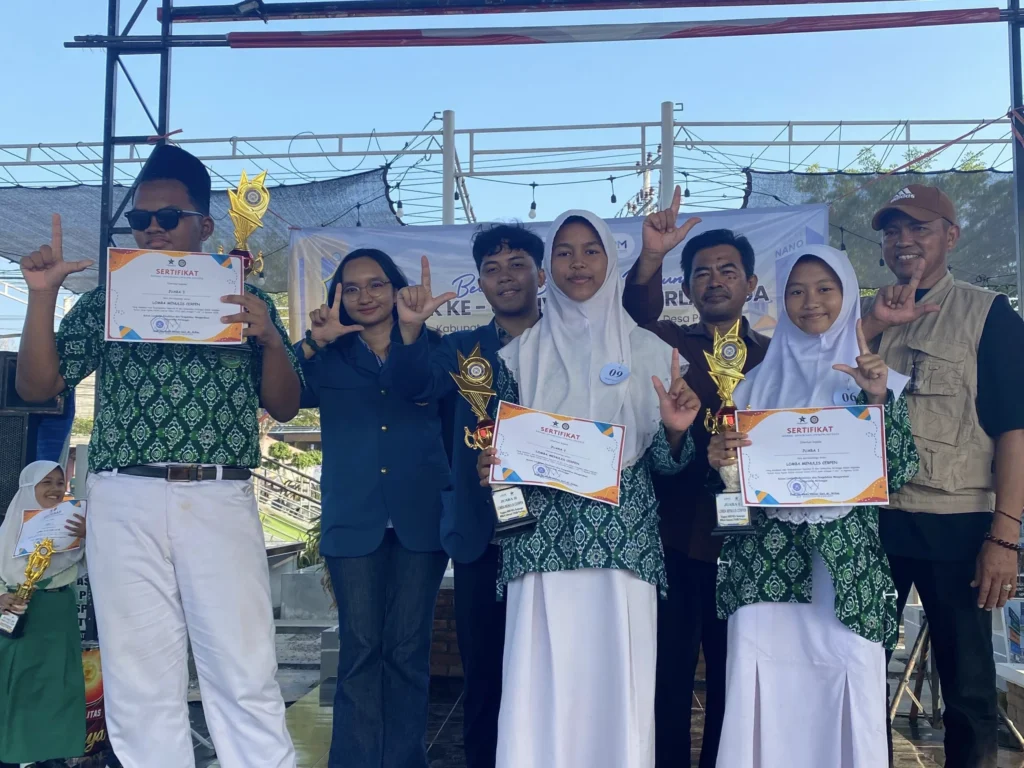 Pemberian penghargaan pada siswa-siswi yang berhasil menjuarai kompetisi pada Apresiasi Literasi KKN-BBK Literasi UNAIR. (Foto: Tim KKN-BBK UNAIR)