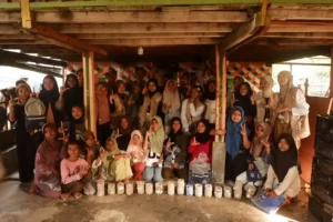 Anak-anak Pulau Rinca berfoto bersama relawan pengabdian dari Divisi Sosial dan Lingkungan Yayasan BARAKARSA Indonesia usai kegiatan Pot Upcycle di Desa Wisata Pasir Panjang, Kecamatan Komodo, Nusa Tenggara Timur, Sabtu (28/6/2025) (Foto: Dokumentasi Tim Pengabdian)