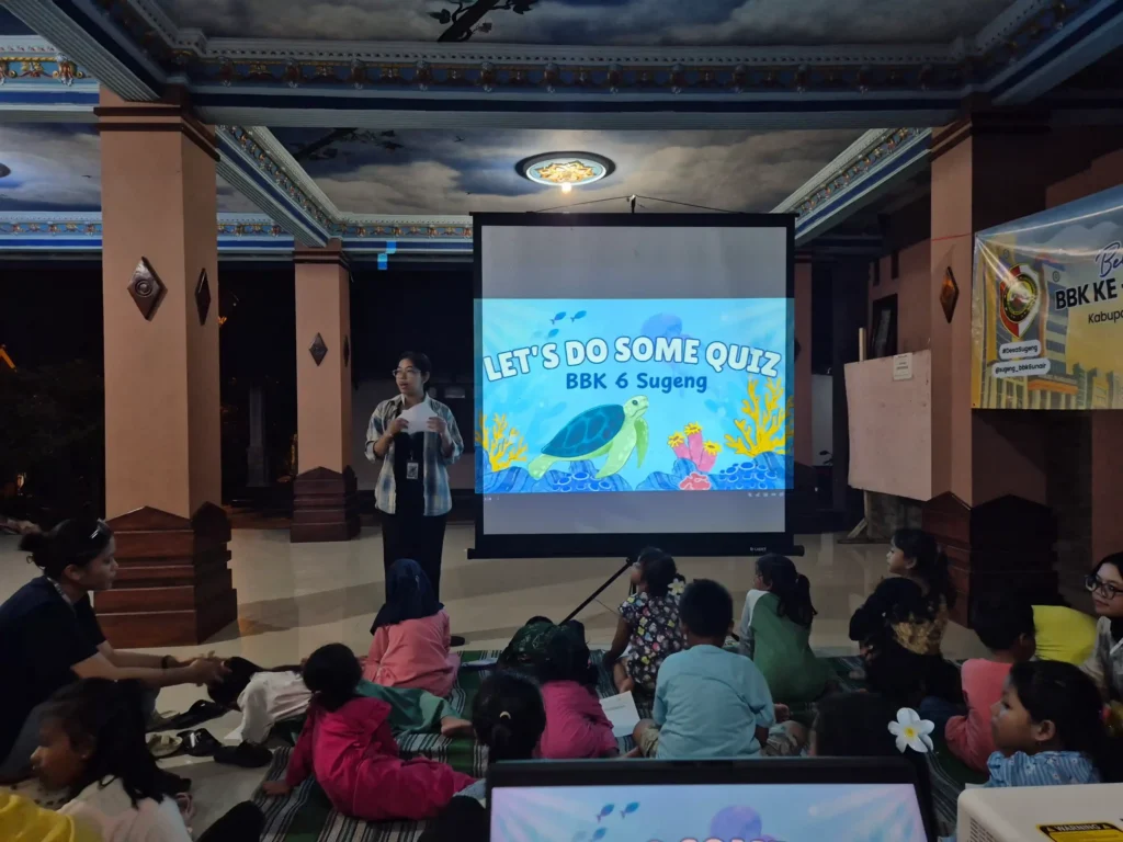 Suasana pembelajaran bahasa Inggris bersama anak-anak Desa Sugeng