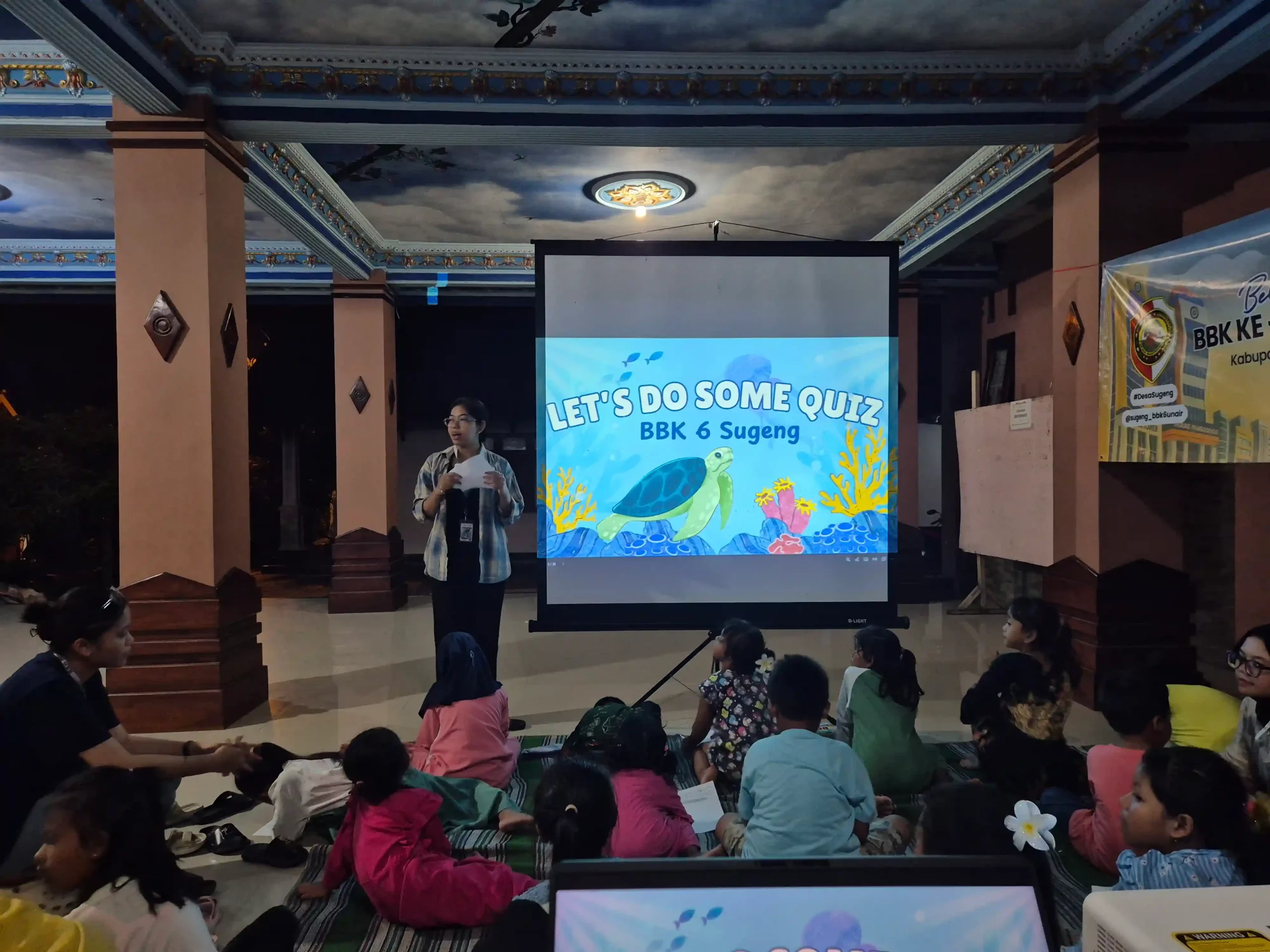 Suasana pembelajaran bahasa Inggris bersama anak-anak Desa Sugeng