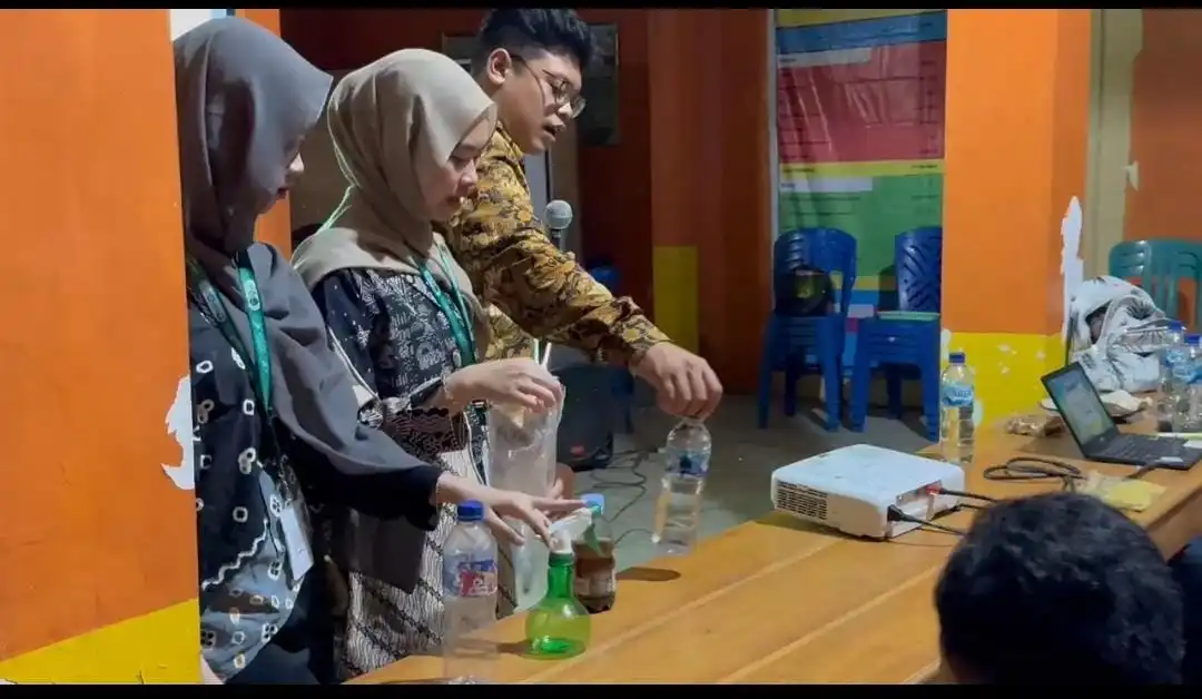 UNAIR students demonstrate how to make pesticide from cigarette butts (Photo: By courtesy)