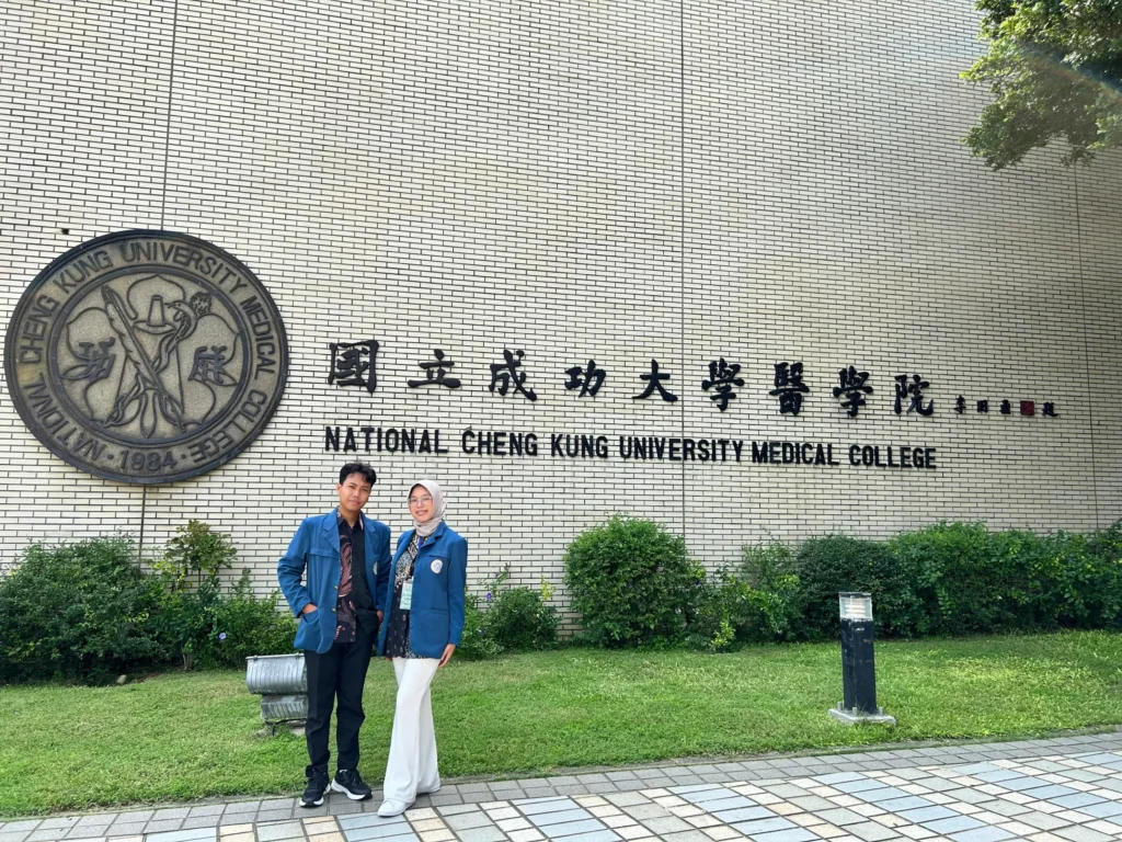 Sandrina Indah Paraswati dan Faiz Wildan Anshory saat berfoto di depan NCKU, Taiwan. (foto: pribadi)