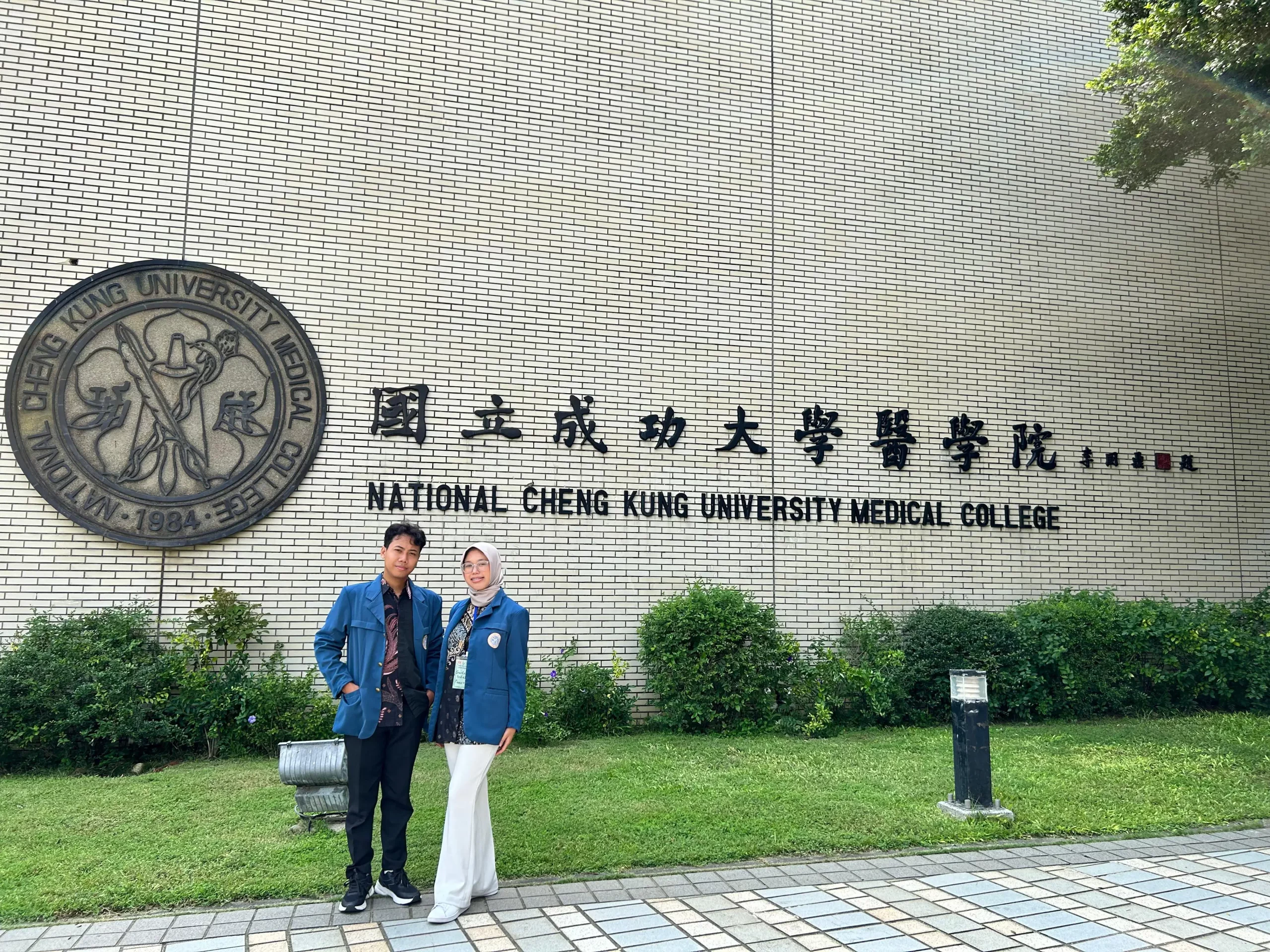 Sandrina Indah Paraswati dan Faiz Wildan Anshory saat berfoto di depan NCKU, Taiwan. (foto: pribadi)