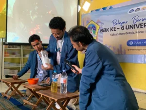 Mahasiswa UNAIR saat demonstrasi pembuatan sabun dari limbah cangkang kerang hijau di Desa Ngawen (Foto: Istimewa)