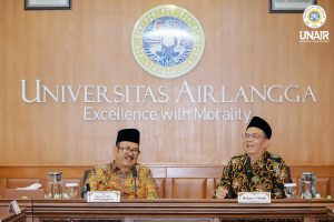 Minister of National Development Planning, Prof. Dr. Ir. Rachmat Pambudy, MS (left), and UNAIR Rector, Prof. Dr. Muhammad Madyan, SE, M.Si., M.Fin (right), during their meeting in the Plenary Room, Saturday (July 12, 2025). (Photo: PKIP UNAIR)