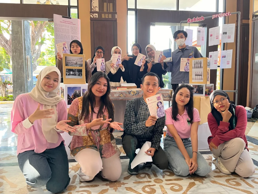 Nuri Hermawan SHum MHum selaku dosen pengampu mata kuliah jurnalistik saat mendampingi mahasiswa untuk pameran di gedung kesenian Cak Durasim (Foto: Istimewa).