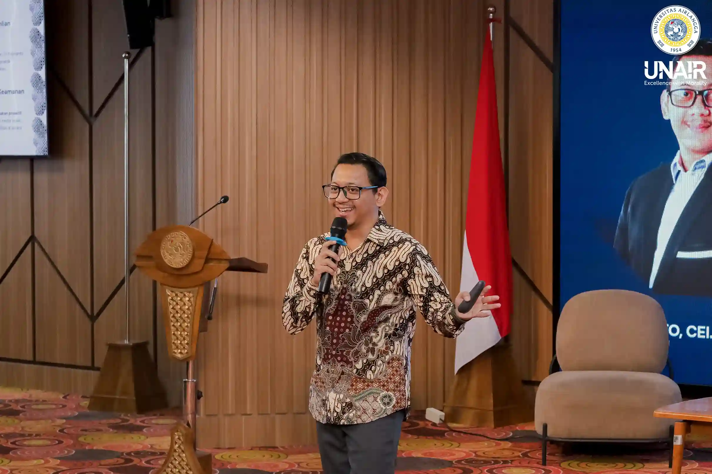 Tri Febrianto, CEO of Jaga Maya, presenting during the Cybersecurity and Branding Guidelines Workshop (Photo: PKIP UNAIR)
