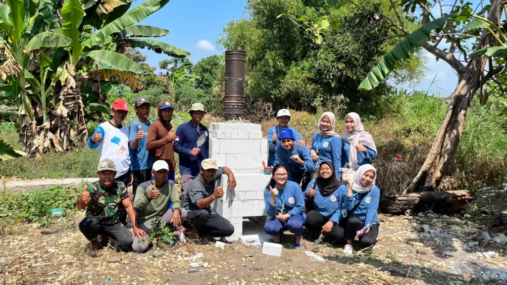 Mahasiswa BBK 6 UNAIR Pajajaran Bangun Rocket Stove Bersama Masyarakat (Foto: Istimewa)