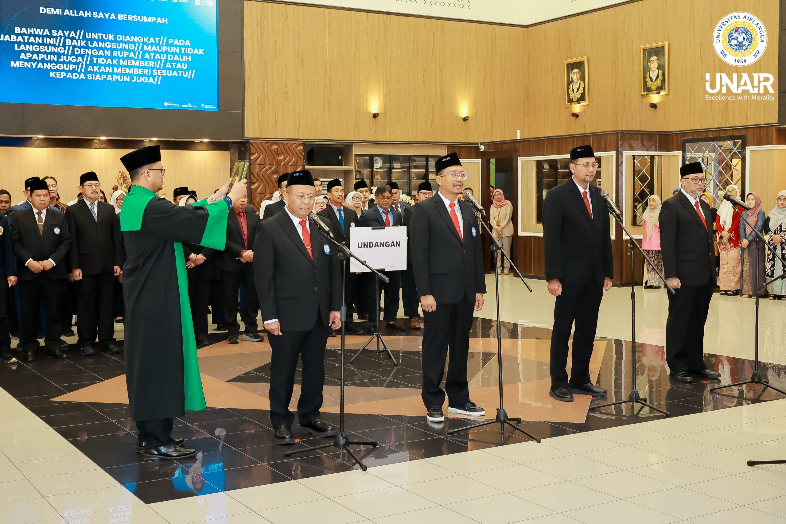 Proses Pengambilan Sumpah Wakil Rektor UNAIR Periode 2025-2030 di Hall Lantai 1, Kampus MERR-C UNAIR, Rabu (23/07/2025). (Foto: PKIP UNAIR)