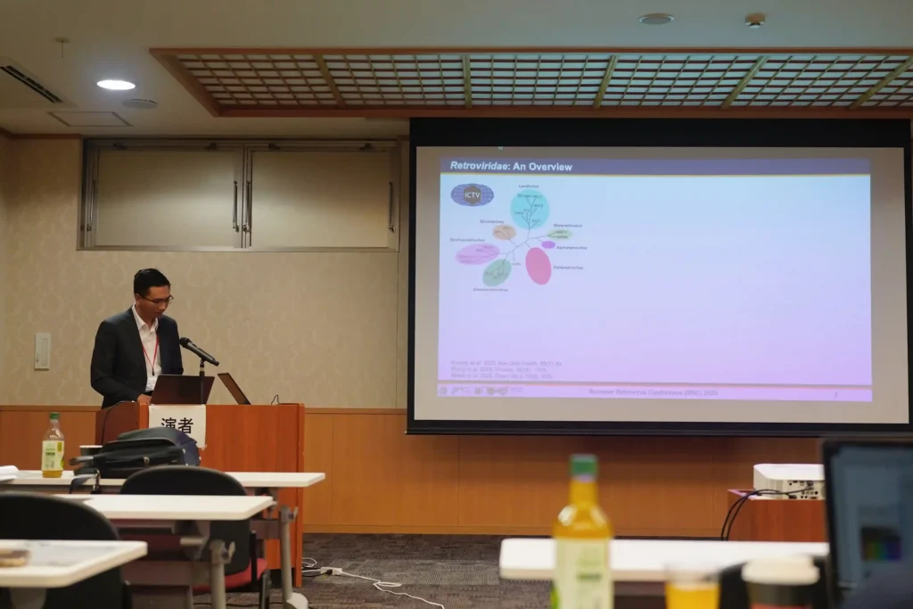 Dr Arif Nur Muhammad Ansori, Peneliti dari Sekolah Pascasarjana UNAIR saat melakukan presentasi pada 27th Summer Retrovirus Conference (SRC2025) di Tsukuba, Jepang