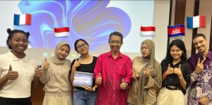 Valerine Shifra Arella (baris ketiga dari kiri), mahasiswi Akuntansi UNAIR (Foto: Istimewa)