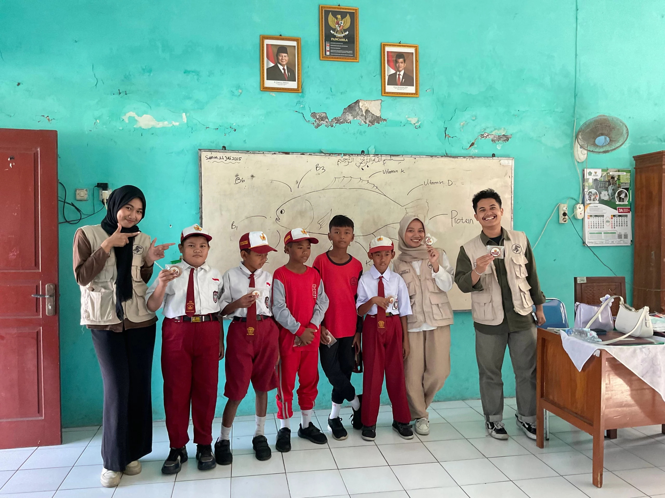 Pengenalan olahan ikan nila berupa cookies ikan nila. (Foto: Tim SALMON FPK UNAIR).