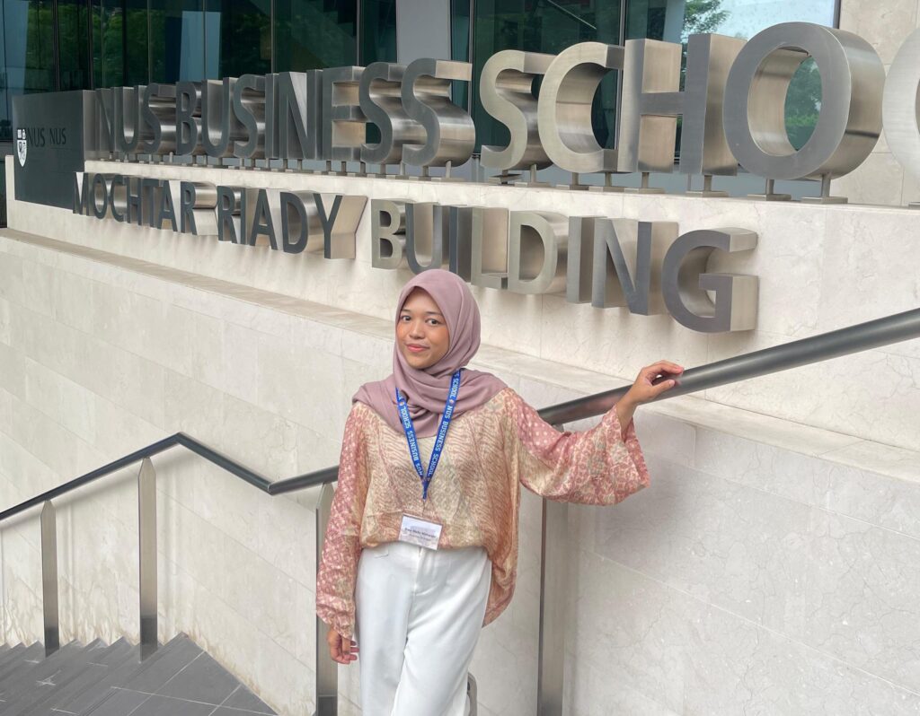 Rosa Melia Maharani saat mengikuti NUS b’school summer programme (Foto: Istimewa)
