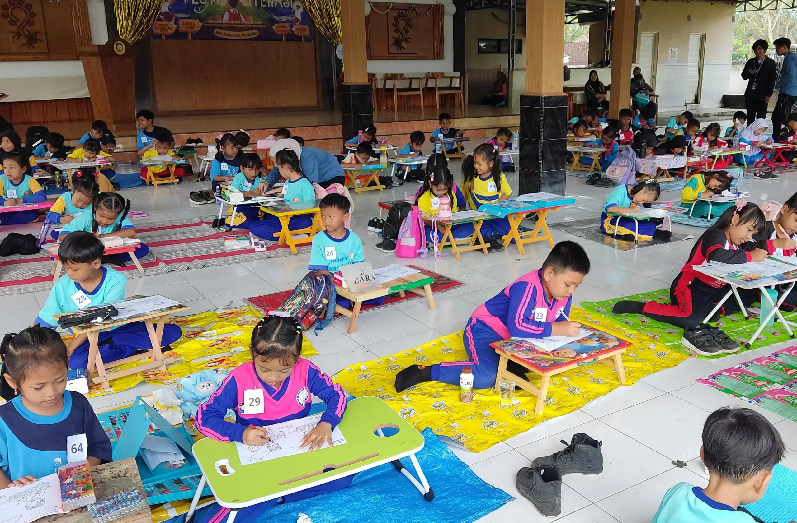 Nampak para peserta berfokus mewarnai gambar yang telah diberikan panitia di Pendopo Balai Desa Sumbermulyo (Foto: Panitia)