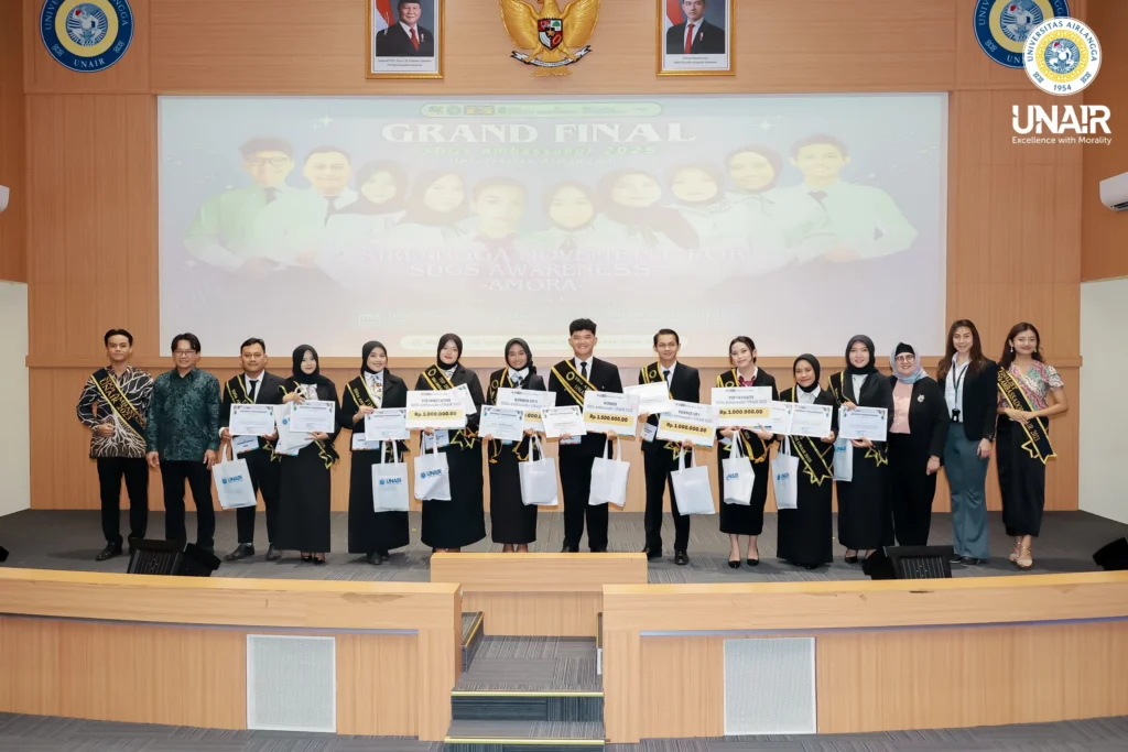 Finalists and judges pose for a group photo during the SDGs Ambassador Final at Universitas Airlangga (UNAIR) on Friday, July 11, 2025. (Photo: UNAIR Center for Public Communication and Information))