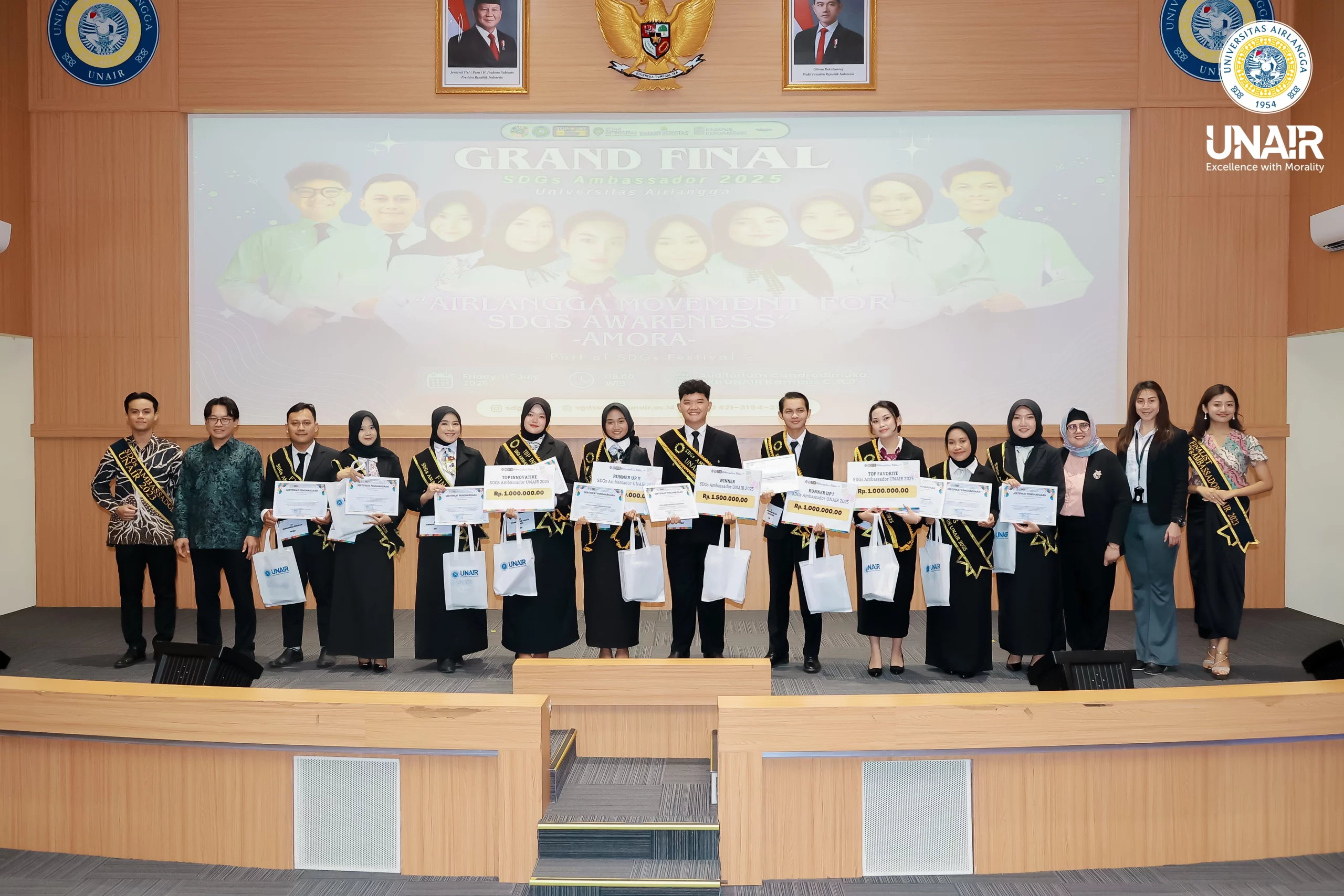 Finalists and judges pose for a group photo during the SDGs Ambassador Final at Universitas Airlangga (UNAIR) on Friday, July 11, 2025. (Photo: UNAIR Center for Public Communication and Information))