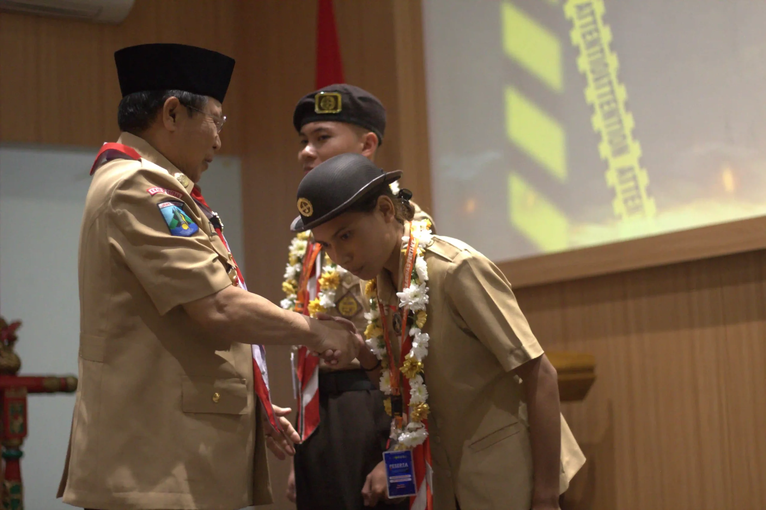 Dr H Akh Jazuli SH MSi, Waka Kwarda Jatim Bidang Abdimas, Humas, dan Lingkungan Hidup, membuka secara simbolis rangkaian kegiatan Semnas Kerencanaan Pramuka UNAIR 2025