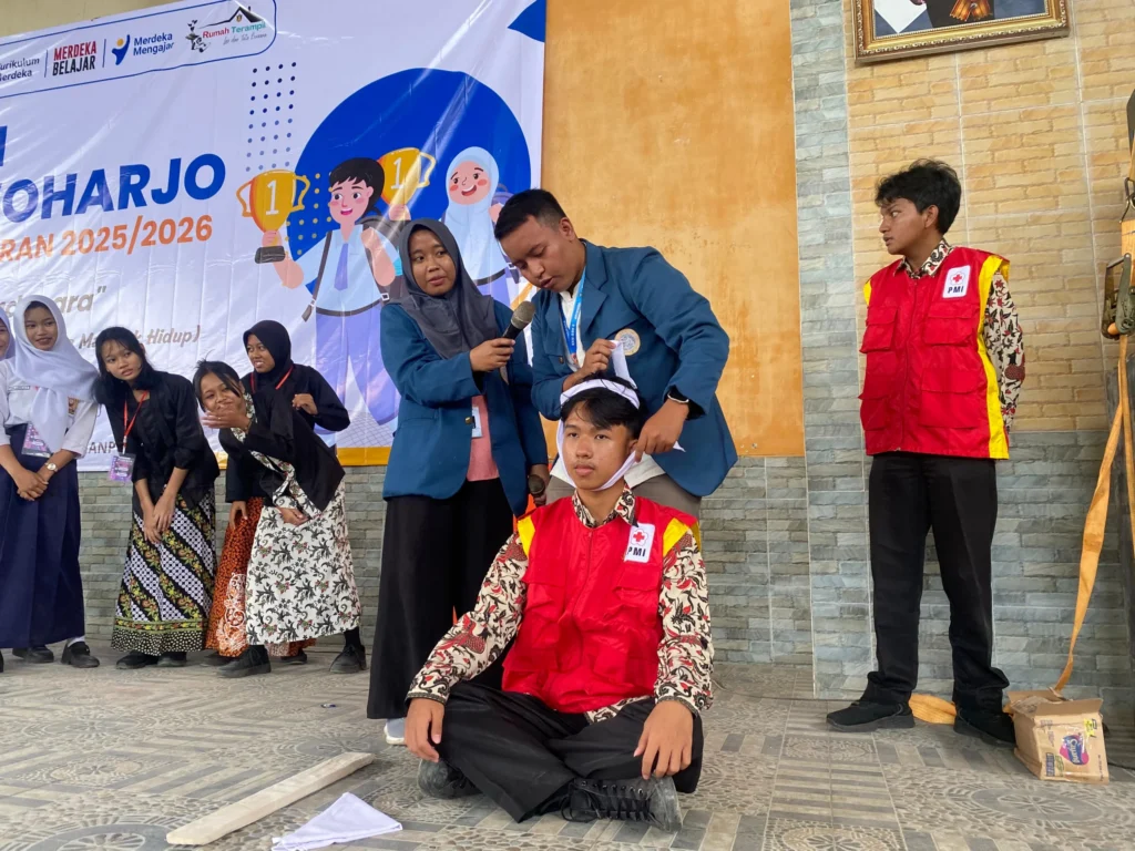 Grade 10 students at SMAN 1 Purwoharjo participate in the “Little Doctor” activity led by the KKN-BBK team (Photo: source documentation).