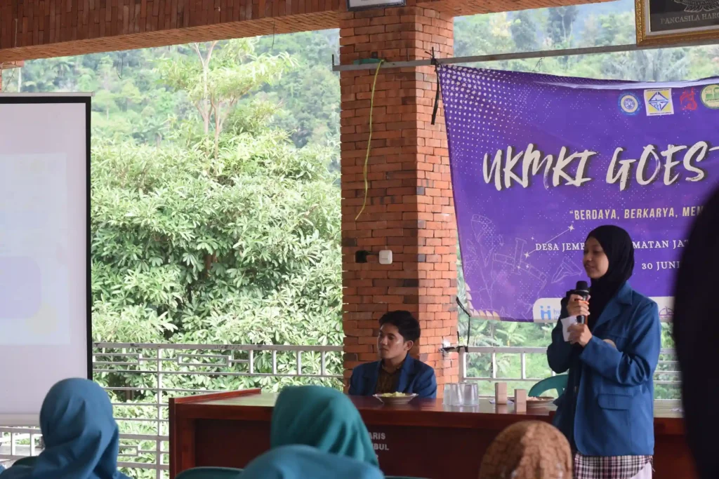 UKMKI UNAIR team conducts circular economy training with residents at Jembul Village Hall, Mojokerto (July 1, 2025) (Photo: UKMKI UNAIR)