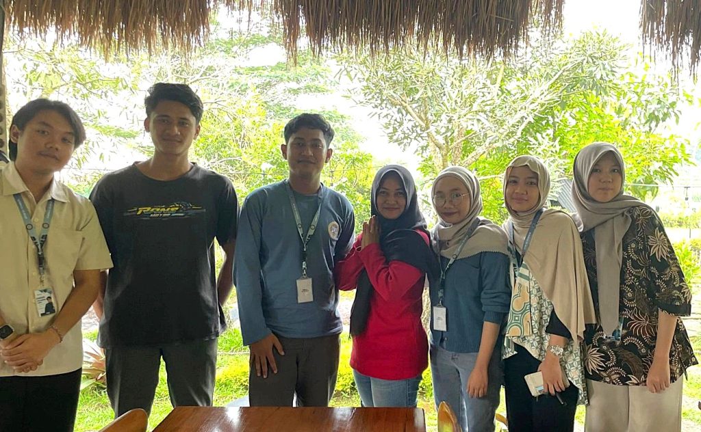 Tim KKN BBK 6 bersama dengan tim pengelola media sosial Cafe LoreOmah di Cafe LoreOmah, Desa Kesiman, Kecamatan Trawas, Kabupaten Mojokerto pada pada Selasa (15/6/25) (Foto: Istimewa)