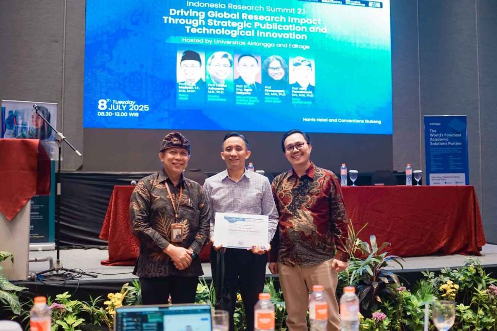 Prof Hery Purnobasuki, M Si, Ph D (kiri) selaku Ketua LIPJPHKI UNAIR, Prof Dr Eng Agus Haryono (tengah) selaku Deputi Bidang Fasilitas Riset dan Inovasi BRIN, dan Perwakilan Editage, Juve (kanan) berfoto bersama seusai sesi penyerahan sertifikat dalam acara Indonesia Research Summit 2.1 (Foto: Istimewa)